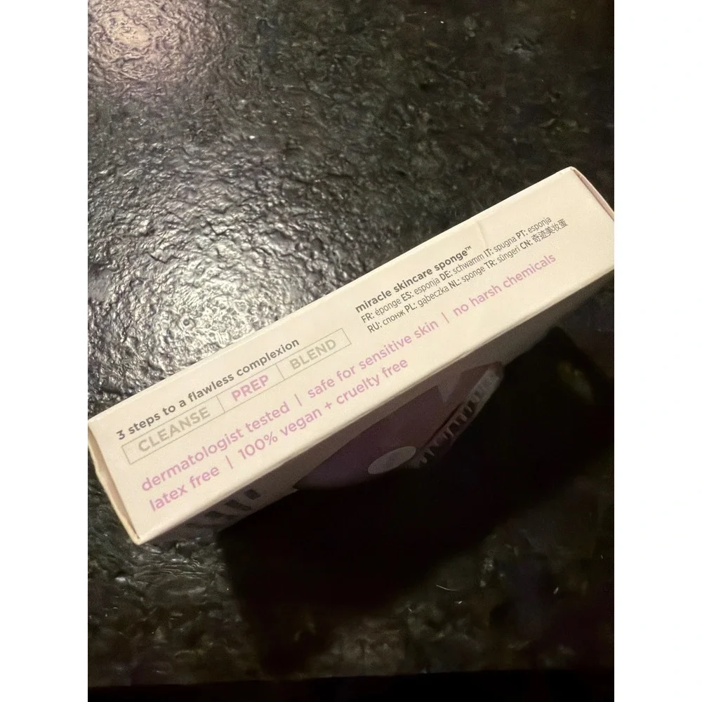 Real Techniques Miracle Skincare Sponge Vegan Collagen Silicone Massager 4223